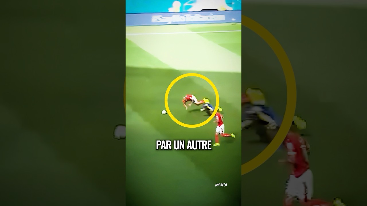 IL NE LÂCHE PAS DES YEUX LE BALLON