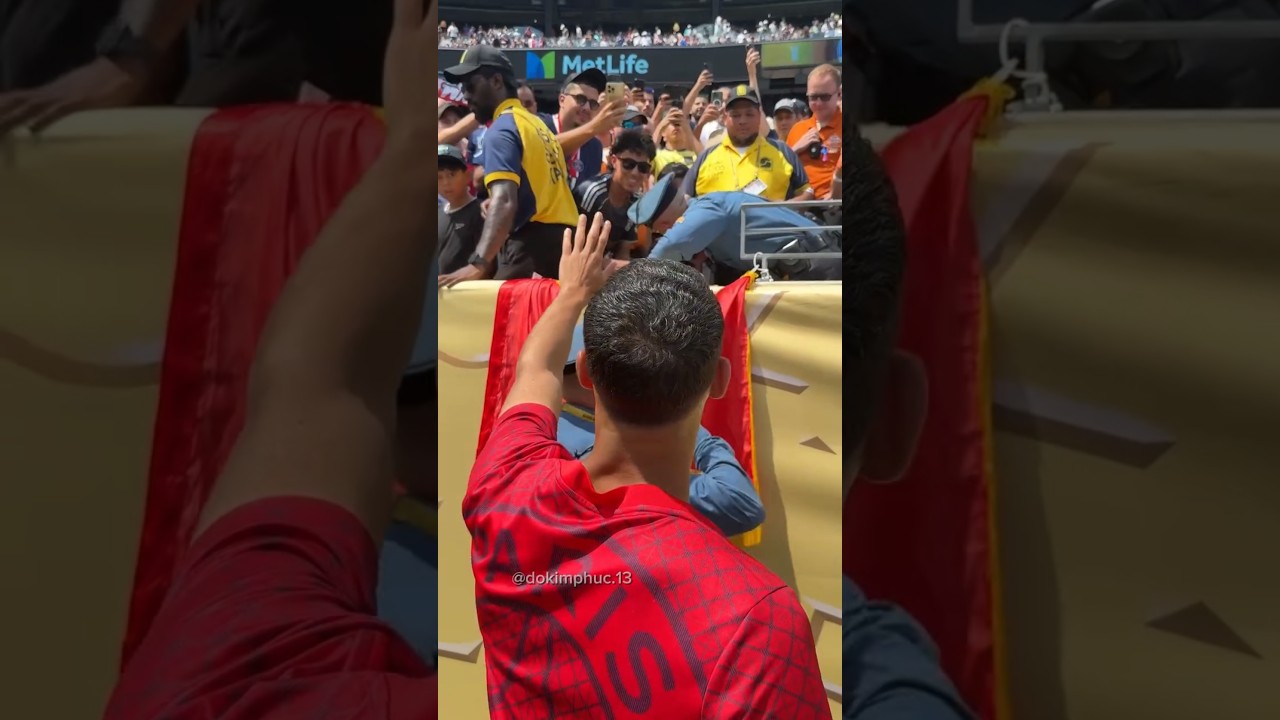 شاهد ماذا فعل حكيمي عندما صدمت كرته احدى مشجعات ريال مدريد